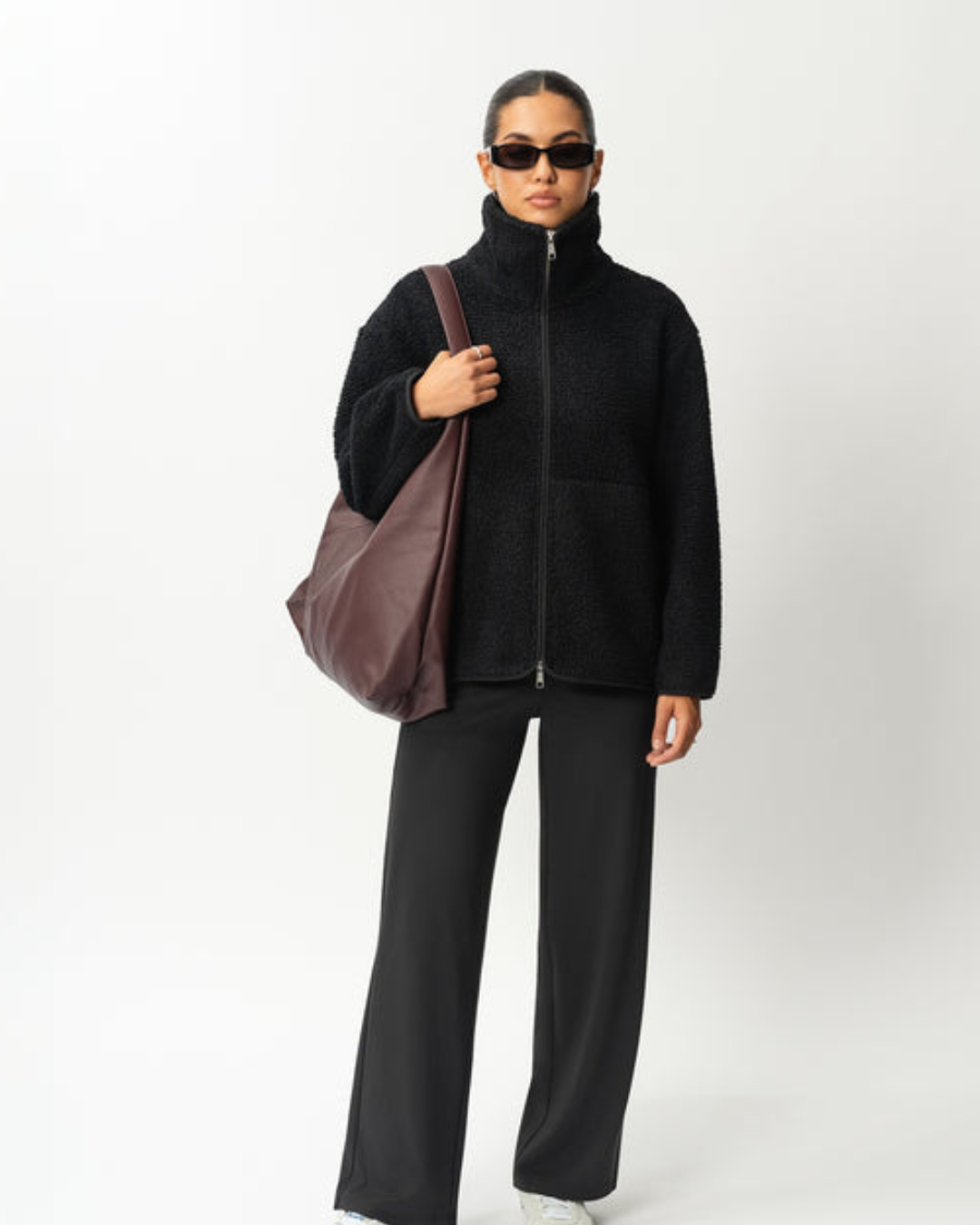 Abrigo de lana con cremallera frontal y cuello alto