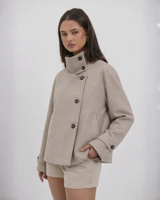 Abrigo Femenino con Cuello Levantado y Detalle de Hebilla