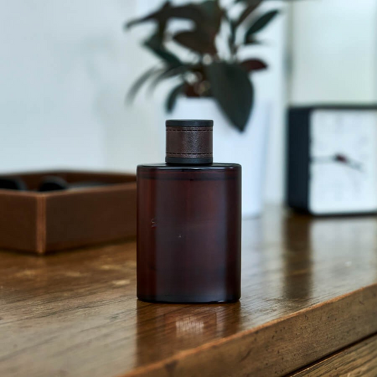 Perfume Clásico Amaderado al Bourbon con un Aroma Cálido y Sofisticado Para Hombre