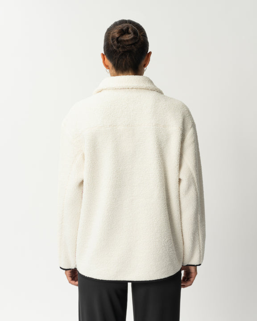 Abrigo de lana con cremallera frontal y cuello alto